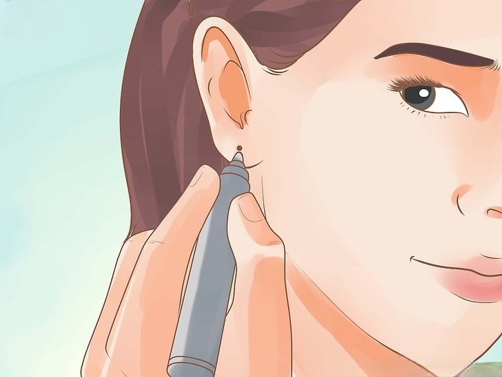 علامت گذاری محل سوراخ کردن گوش با خودکار یا ماژیک